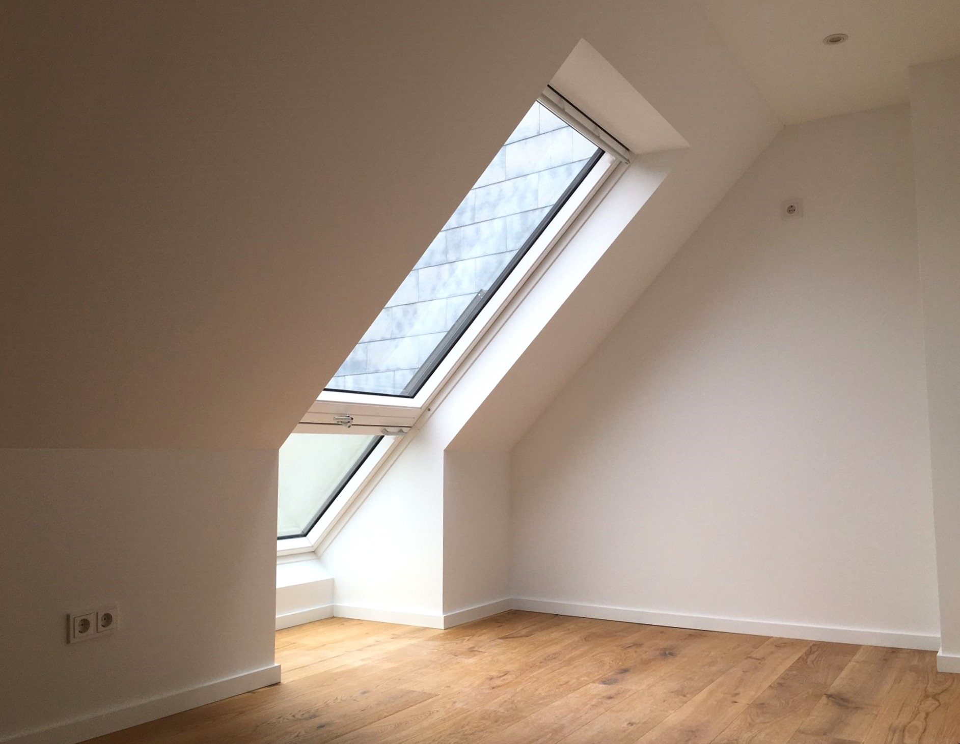 Fertig ausgebautes Dachgeschoss mit großen Dachflächenfenstern