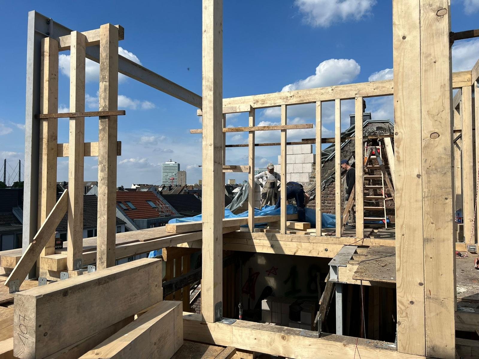 Aufstockung eines Bestandsgebäudes in Holzbauweise während der Montage