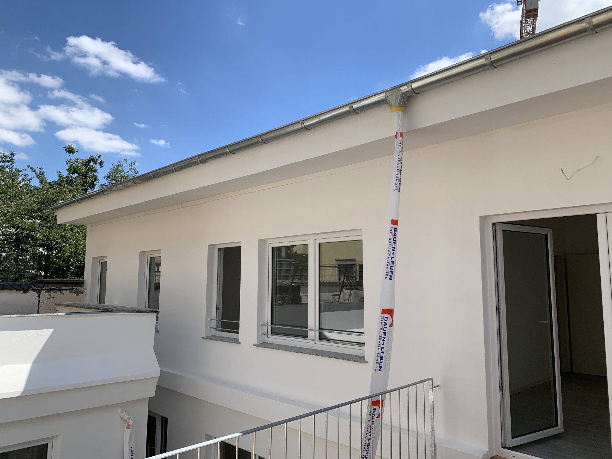 Modernisiertes Bestandsgebäude nach Umbau und energetischer Weiterentwicklung