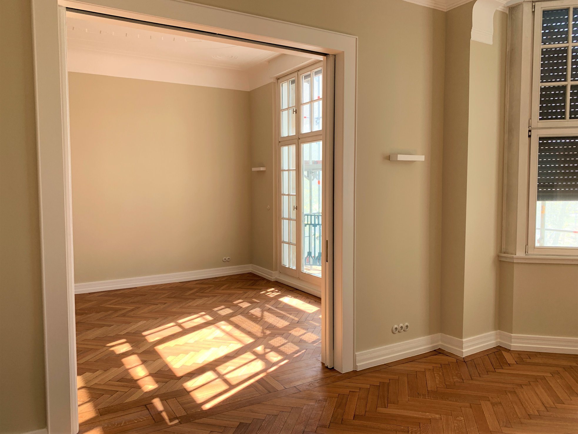 Sanierter Altbau mit aufgearbeitetem Parkett und historischen Raumproportionen