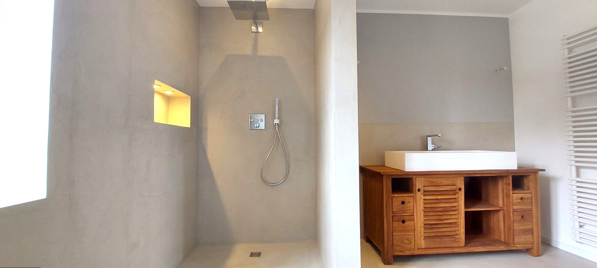 Modernisiertes Badezimmer im sanierten Bestandsgebäude